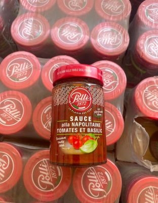 un bocal de sauce posé sur une pile de tomates