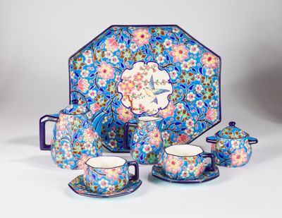 un service à thé bleu et rose composé d'une théière et de tasses