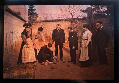 photo d'un groupe de personnes rassemblées autour d'un homme allongé par terre