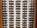 de nombreuses paires de lunettes de soleil exposées dans une vitrine