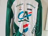 une veste verte et blanche ornée d'un logo représentant un chat