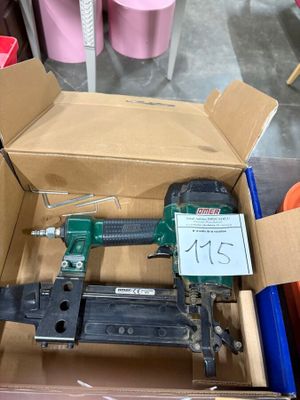 une boîte contenant une agrafeuse et une agrafeuse