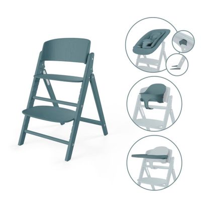un gros plan sur une chaise pliante bleue équipée d'un siège pour bébé