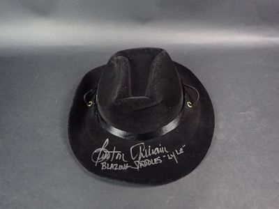 un chapeau noir orné d'un ruban noir