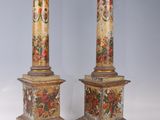paire de colonnes anciennes peintes, posées sur des socles, sur fond blanc