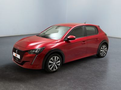 une voiture rouge garée dans une pièce au sol noir
