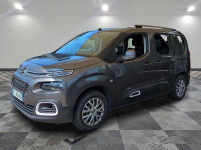 La camionnette grise de Citrole est garée dans une grande pièce.