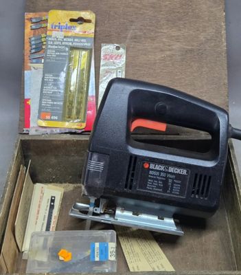 une scie sauteuse électrique Black & Decker dans son emballage