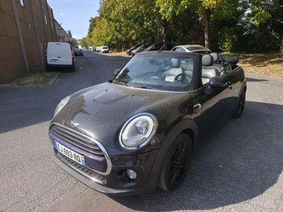 une petite voiture noire garée sur le bord de la route