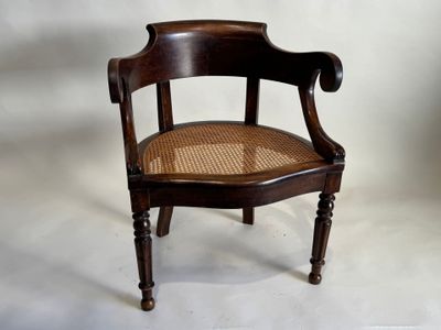 une chaise en bois avec une assise en osier sur fond blanc
