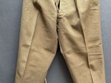 une photo d'un pantalon beige accroché au mur