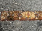une photo montrant un long tapis posé sur une route en gravier