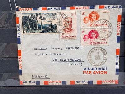 une vieille enveloppe ornée de timbres, posée sur un banc en bois