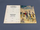 un livre sur lequel figure la photo d'un groupe de personnes