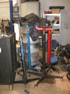 une image d'un garage avec beaucoup de ferraille
