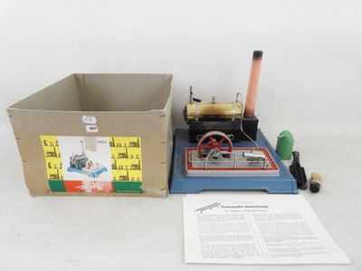 une boîte contenant une petite maquette de locomotive à vapeur