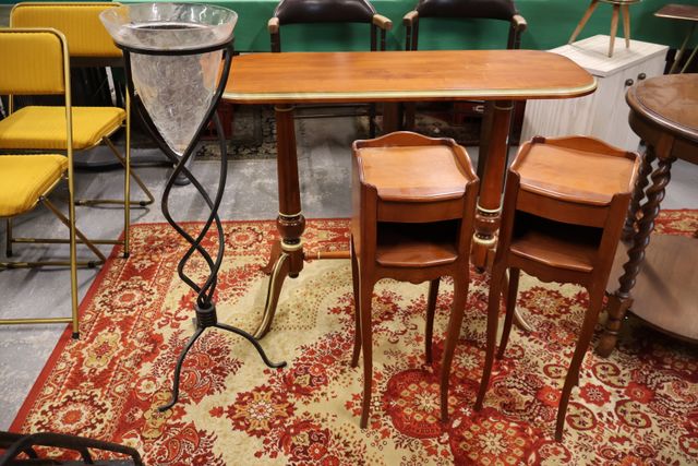 Lot de mobilier moderne comprenant une sellette, paire de chevets...