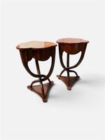 Paire de tables de chevets en placage de noyer à pieds torse…
