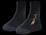 deux paires de chaussettes noires ornées d'un logo doré