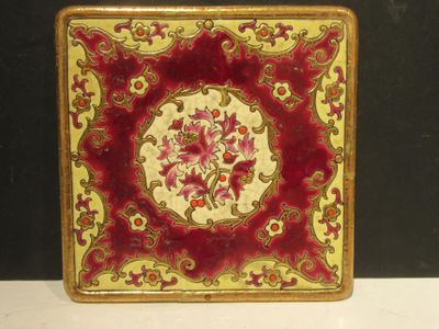 une assiette rouge et jaune ornée d'un motif floral
