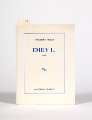un vieux livre posé sur une table à côté d'un mur blanc