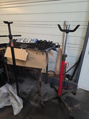 un tas d'outils posés sur une table dans un garage