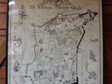 une photo d'une carte accrochée au mur d'un immeuble