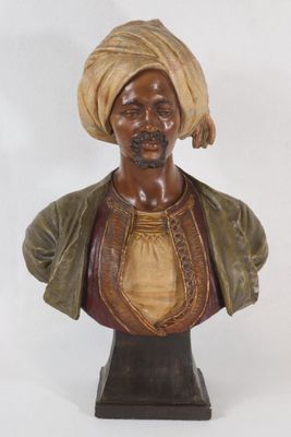 statue d'un homme portant un turban sur la tête et un turban sur la tête