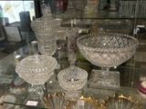 une vitrine en verre contenant de nombreux objets en verre