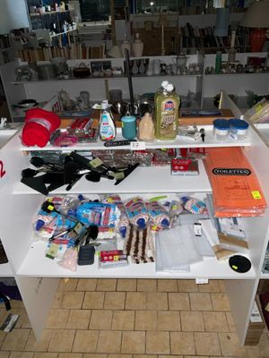 un bureau blanc sur lequel se trouvent de nombreuses fournitures