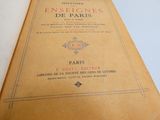 un vieux livre posé sur une table