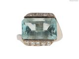une image représentant une bague sertie d'une aigue-marine et de diamants sur fond blanc