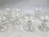 plusieurs verres à vin vides sont alignés sur une table