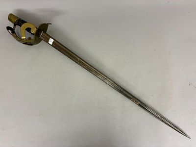 gros plan d'un objet métallique sur une surface blanche