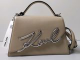 Sac à main Michael Kors sur lequel figure le mot « Karl »