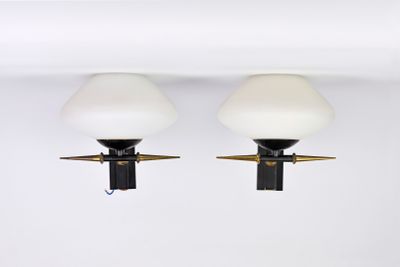 deux lampes noires et blanches suspendues au plafond