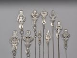 un assortiment de porte-clés et d'anneaux de clés anciens en métal argenté