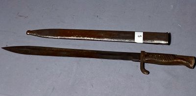 un couteau et un porte-couteau sur une table