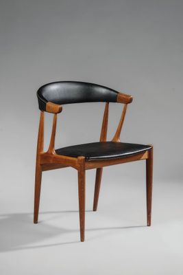 une image représentant une chaise avec une assise en cuir noir sur fond blanc