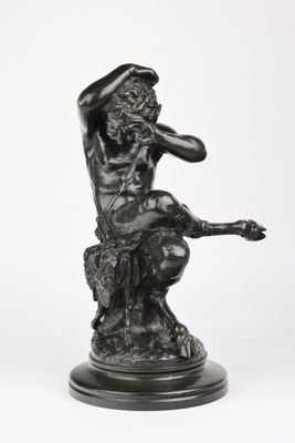 l'image d'une statue d'un homme assis sur un rocher