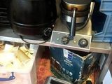 une petite cuisine équipée d'une cuisinière, d'un grille-pain, d'un grille-pain et d'autres appareils électroménagers