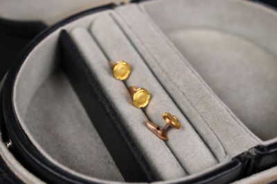 deux paires de boucles d'oreilles dans un écrin posé sur une table