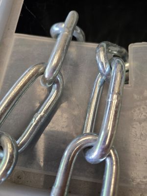 deux chaînes fixées sur le côté d'un bâtiment