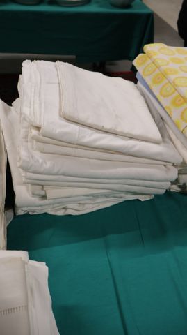 Lot de 10 draps modernes et un dessus de lit à nettoyer