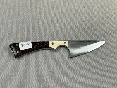 Couteau, plaquettes en ébène et dents de phacochère, lame en…