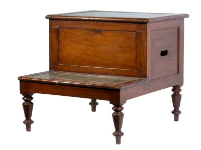 un petit tabouret en bois muni d'un tiroir