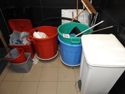 plusieurs seaux et une machine à laver dans une salle de bains