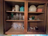 un buffet en bois sur lequel sont disposés de nombreux plats et verres