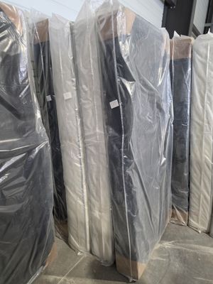 de nombreux matelas emballés et prêts à être expédiés