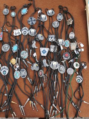 une boîte remplie de différents types de bijoux posée sur la table